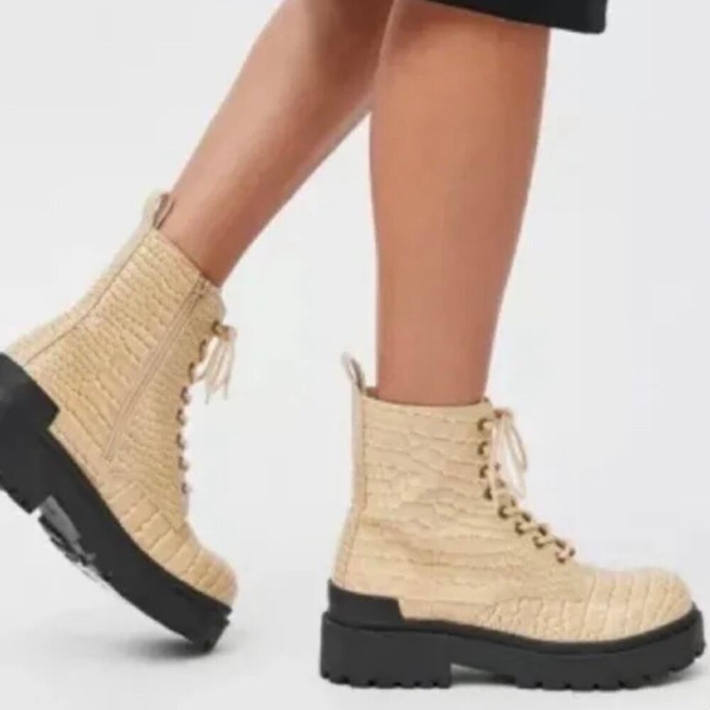 Urban Outfitters Brody Boot Sz 8 Grunge Goth Chunky Croc Platform Combat NWOB